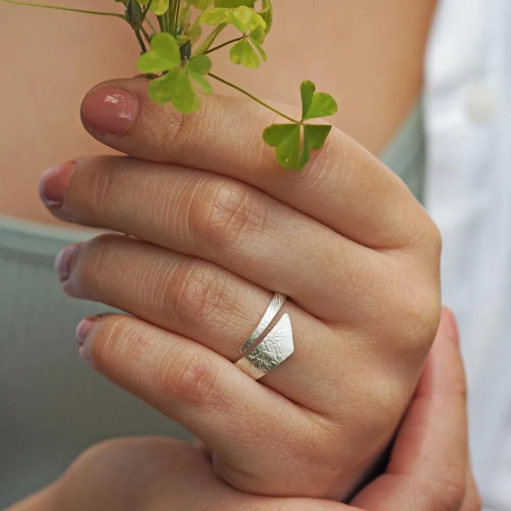 Foresta Vine Fine Textured Ring