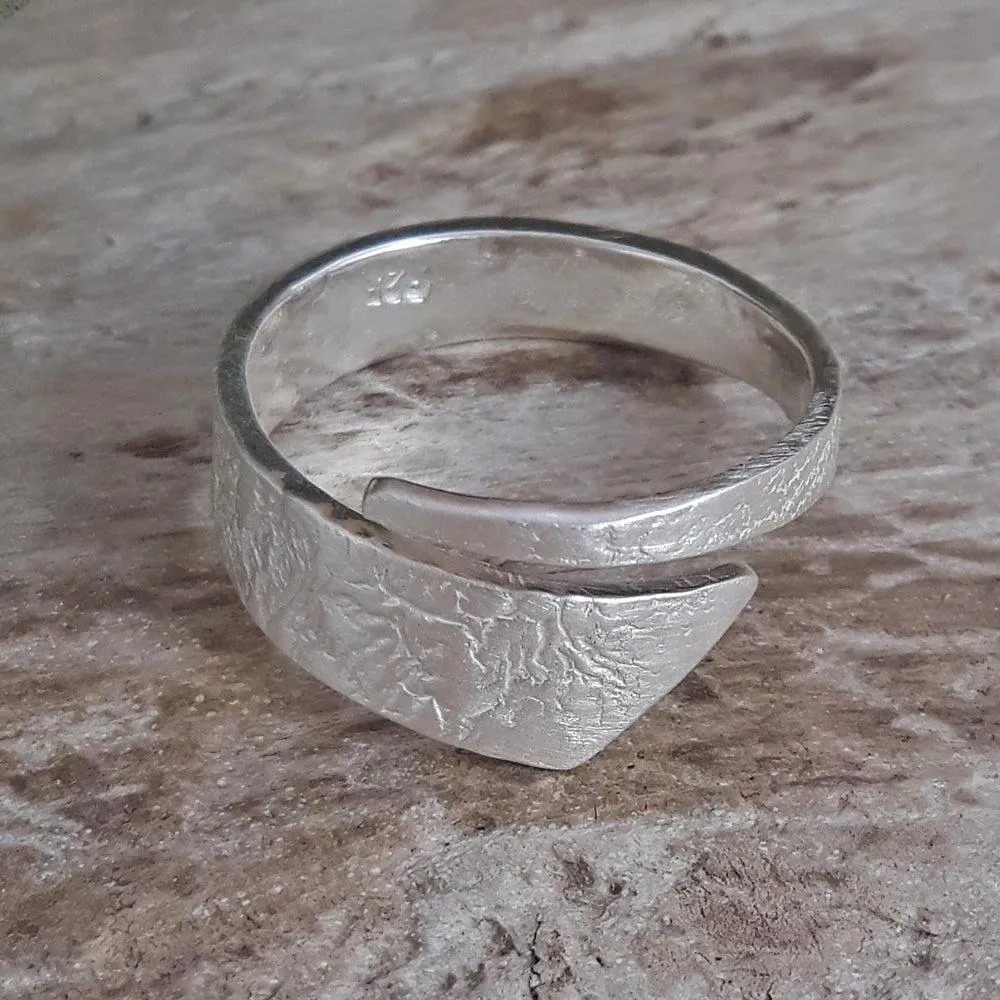 Foresta Vine Fine Textured Ring
