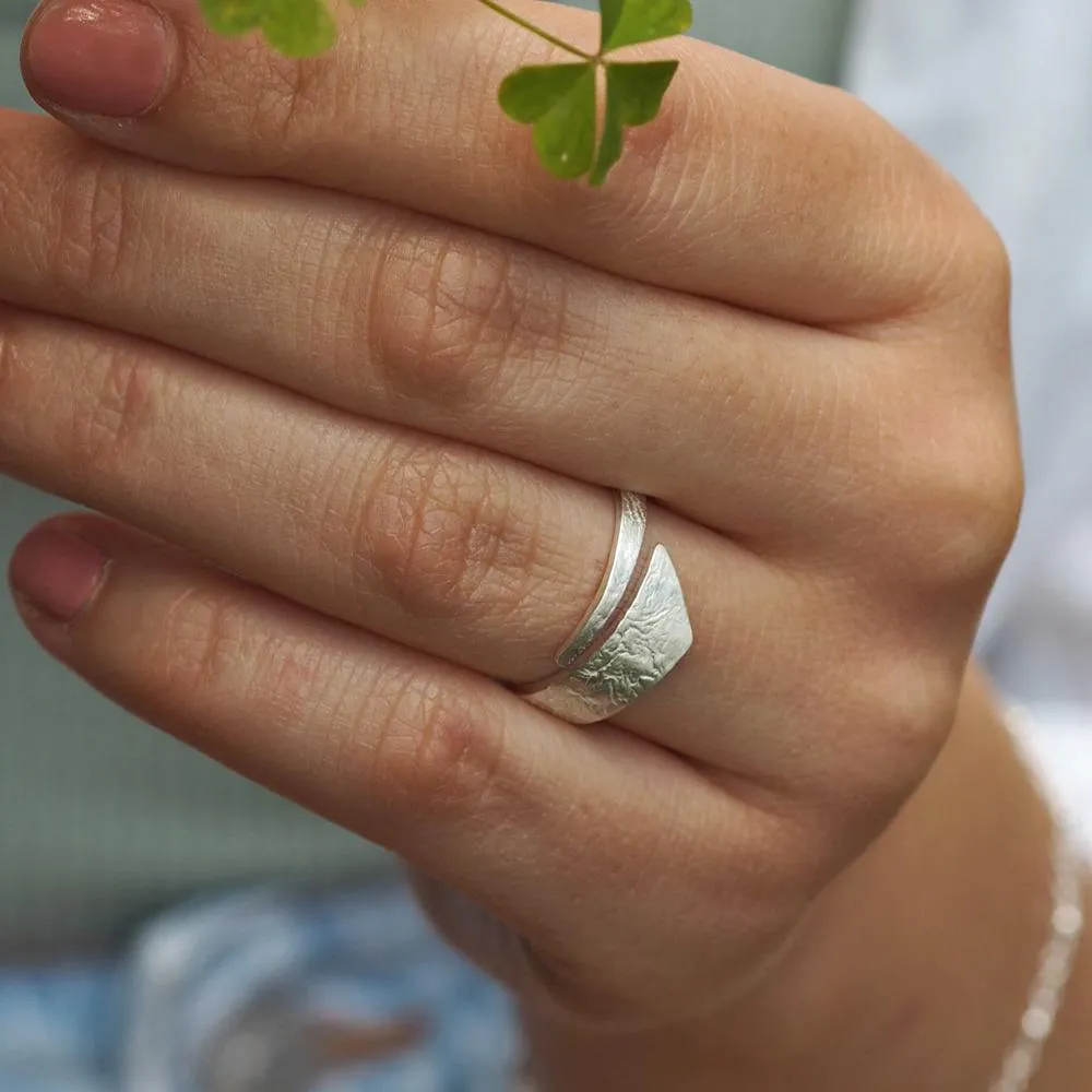 Foresta Vine Fine Textured Ring